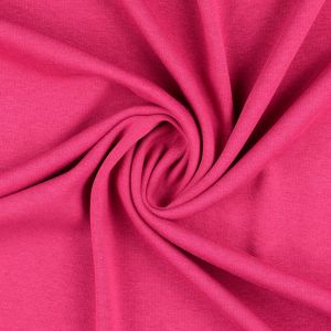Alpenfleece Stoff pink: Detailansicht der glatten Jersey-Seite kunstvoll drapiert. Ideal zum Nähen von warmer Winterbekleidung.