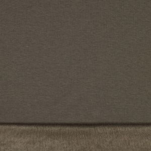 Detailaufnahme des Alpenfleece Stoffs in moosgr&uuml;n mit umgeklappter, flauschiger Kurzhaarflor-R&uuml;ckseite.