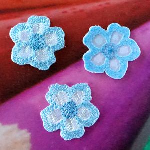 3er-Set kleine Satin-B&uuml;gelapplikationen Blume 22mm in Aqua und Weiss-Irisierend f&uuml;r DIY-Projekte.