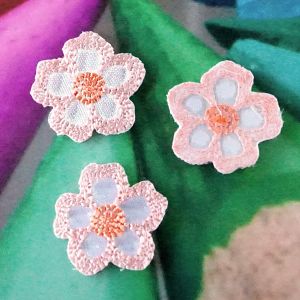 3er-Set kleine Satin-B&uuml;gelapplikationen Blume 22mm in Lachs und Weiss-Irisierend f&uuml;r DIY-Projekte.