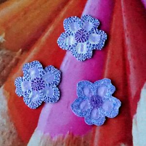 3er-Set kleine Satin-B&uuml;gelapplikationen Blume 22mm in Violett und Weiss-Irisierend f&uuml;r DIY-Projekte.