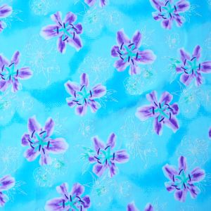 Digitaldruck-Lycra mit tropischen Blüten im Detail: Makro-Ansicht des glatten, weichen Stoffes in Aqua mit lila-hellgrünen Musterelementen.
