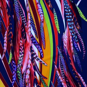 Detailansicht: Badelycra Panel Federn blau-bunt (50x150cm). Nahaufnahme des Feder-Motivs mit leuchtendem Rot, Orange und Gelb.