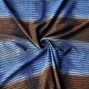 Bielastischer Lycra Animalprint in Blau und Braun: Detail der feinen Schlangenhaut-Musterung auf dem weichen, blickdichten und schnell trocknenden Stoff.