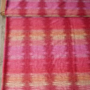 Lycra Stoff mit Schlangenmuster und Farbverlauf: Fliessende Streifen in Pink, Rot und Orange mit dunkelrotem Reptilien-Print für Bademode und Kürkleidung.