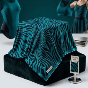 Lycra Stoff mit Animalprint-Zebramuster in petrolgr&uuml;n und schwarz: KI-generiertes Bild mit Anwendungsbeispielen
