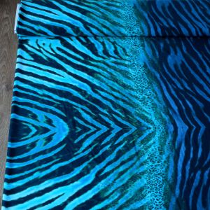 Badelycra Stoff Animalprint Türkis-Schwarz als Stoffbahn: Komplette Ansicht des symmetrischen 95cm-Digitaldruck-Rapports auf unbeschichtetem Funktionsstoff.