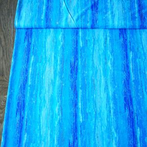 Badelycra Stoff in Aqua und Türkis gestreift als Stoffbahn: Hochwertiger Digitaldruck mit feinem Glitzer-Effekt für exklusive Bademode.