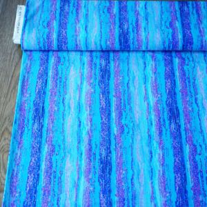 Gestreifter Badelycra Stoff in Aqua, Türkis und Violett mit Glitzer: Hochwertiger Digitaldruck-Funktionsstoff als flach liegende Stoffbahn.