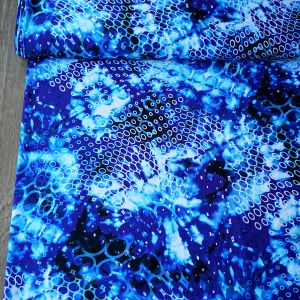 Blau gemusterter Badelycra Stoff als Stoffbahn: Hochwertiger Digitaldruck mit modernem Abstract- oder Batik-Design für Sport- und Bademode.