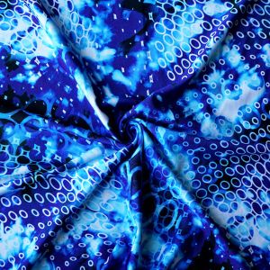 Bielastischer Lycra-Stoff in Blau gemustert kunstvoll drapiert: Weich fliessender, blickdichter Stretch-Stoff (200g/m²) für Kür- und Tanzbekleidung.