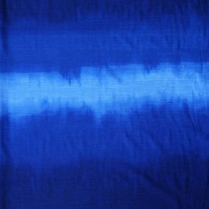 Strukturierter Badelycra mit blauem Farbverlauf: Makro-Ansicht der feinen, nicht ganz glatten Crêpe-Struktur des elastischen Funktionsstoffs.
