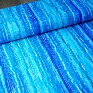 Gedrehte Stoffrolle des blau-t&uuml;rkisen Badelycras mit Schimmer-Partikeln. Perfekt verarbeitbarer Lycra f&uuml;r Badebekleidung.