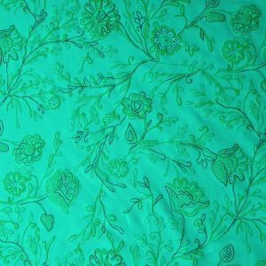 Badelycra in Emerald mit fühlbarem Strukturdruck: Florales Relief-Muster aus olivfarbenen und blauen Blumen und Ranken auf bielastischem Stretch-Stoff.