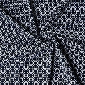 Badelycra Geo-Print drapiert: Zeigt den weichen Fall und das geometrische Fliesen-Muster des matt-glatten Lycra-Stoffs für Bademode und Kürkleidung.