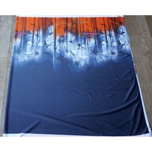 Badelycra Stoff Panel „Team Active“ flach liegend: Ansicht des doppelt gelegten Panels (1,5 Bilder sichtbar) mit Schriftzug und Blumen-Print.