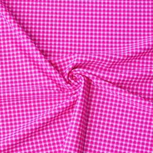 Nahaufnahme von Badelycra in strahlendem Neonpink mit sehr kleinem Karomuster (Vichy-Look). Elastischer Badeanzugstoff für Bademode.