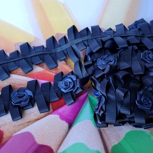 Dunkelblaues Rosenband aus Ripsband mit sichtbarer R&uuml;ckseite der Feststeppung und den dreidimensionalen Satinrosen auf der Vorderseite von Spitzentraum.ch.