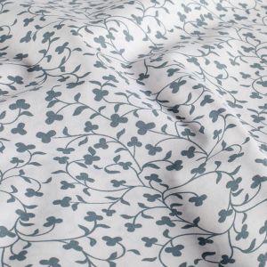 Baumwoll-Popeline in Offwhite mit feinen rankenden Blumen in Sage. D&uuml;nne, nicht elastische Webware aus 100% Baumwolle.
