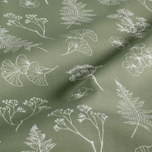Baumwoll-Popeline in Salbeigr&uuml;n mit filigranen Zeichnungen von Ginkgobl&auml;ttern, Farn und Wiesenblumen in Offwhite. D&uuml;nne Webware aus Baumwolle.
