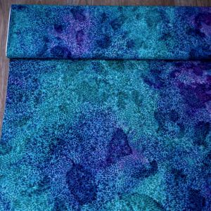 Nahaufnahme Baumwoll Voile Blumenmuster: Detailansicht der feinen Textur und des pr&auml;zisen Digitaldrucks in T&uuml;rkis und Violett bei Spitzentraum.ch.
