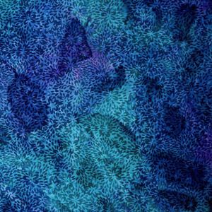 Baumwoll Voile Stoff Batik Optik T&uuml;rkis Violett: Grossansicht der sommerlichen Webware mit floralen Mustern und blauen Farbakzenten.