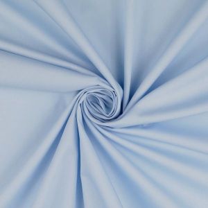 Extra breiter Baumwollstoff (300cm) in hellblau. 100% Baumwolle, 90°C waschbar. Robuste Webware für Scrubs, Kittel und Bettwäsche bei Spitzentraum.ch kaufen.