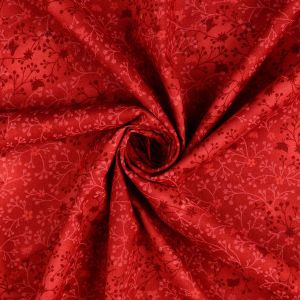 Nahaufnahme: Baumwollstoff Rankenmuster dunkelrot, hochwertiger Digitaldruck. Glatte Popeline f&uuml;r Patchwork & Mode &ndash; 100% Baumwolle von spitzentraum.ch.