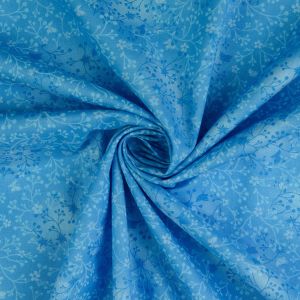 Nahaufnahme: Baumwollstoff Rankenmuster hellblau, hochwertiger Digitaldruck. Glatte Popeline für Patchwork & Mode – 100% Baumwolle von spitzentraum.ch.