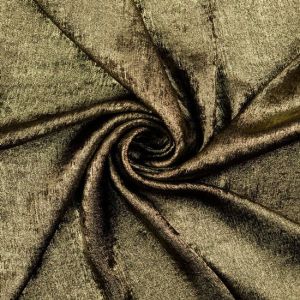 Goldfarbiger Bekleidungsstoff elegant drapiert, zeigt weichen Fall und starke Kräuselfähigkeit. Perfekt für Wasserfall-Ausschnitte und Abendmode.