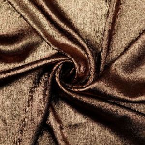 Rosegoldfarbiger Bekleidungsstoff elegant drapiert, zeigt weichen Fall und starke Kräuselfähigkeit. Perfekt für Wasserfall-Ausschnitte und Abendmode.