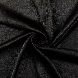 Schwarzer Bekleidungsstoff elegant drapiert, zeigt weichen Fall und starke Kräuselfähigkeit. Perfekt für Wasserfall-Ausschnitte und Abendmode.
