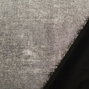 Glänzender silberner Metallic-Stoff, weich fallend, mit schimmernder Oberfläche und sichtbarer schwarzer Rückseite. Ideal für glamouröse Tops & Kleider.