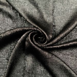 Silberfarbiger Bekleidungsstoff elegant drapiert, zeigt weichen Fall und starke Kräuselfähigkeit. Perfekt für Wasserfall-Ausschnitte und Abendmode.