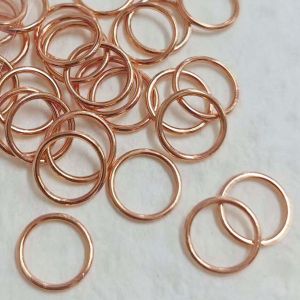 Glänzende, rosegoldfarbige Metall-BH-Ringe sind lose gestapelt. Das Nahaufnahme-Foto betont die hochwertige Verarbeitung und Stabilität dieser 8mm-Ringe.