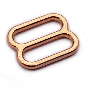 Nahaufnahme eines einzelnen rosegoldfarbigen 8er-Schiebers aus Metall. Der BH-Versteller hat einen Durchlass von 8 mm.