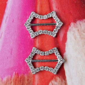 Zwei silberne 15mm Metall-Schieber mit glitzernden, farblosen Strasssteinen auf der Vorderseite f&uuml;r Tr&auml;gerkleider und Bikinis bei Spitzentraum.ch.