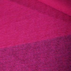 Spitzenstoff Fuchsia mehrschichtig gelegt & schwarz unterlegt. Feine elastische Pflanzenmuster-Spitze f&uuml;r Dessous & Kleidung.