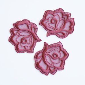 Blumen-Applikation blush auf weissem Hintergrund. Filigrane, 5x6cm grosse Tüllstickerei-Spitze mit detaillierter Stickerei auf passendem Mesh-Stoff.