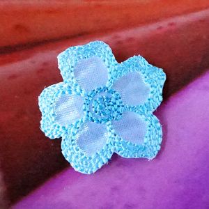 Einzelne Satin-B&uuml;gelapplikation Blume 3cm in aqua und Weiss-Irisierend mit gesticktem Rand f&uuml;r DIY-Projekte.
