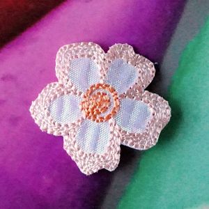 Einzelne Satin-B&uuml;gelapplikation Blume 3cm in lachs und Weiss-Irisierend mit gesticktem Rand f&uuml;r DIY-Projekte.