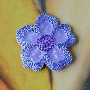 Einzelne Satin-B&uuml;gelapplikation Blume 3cm in violett und Weiss-Irisierend mit gesticktem Rand f&uuml;r DIY-Projekte.