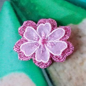 Mehrlagige 3D-B&uuml;gelapplikation Blume 35mm in Pink und Rosa mit Lurex-Glanz und T&uuml;ll-Bl&uuml;tenbl&auml;ttern.