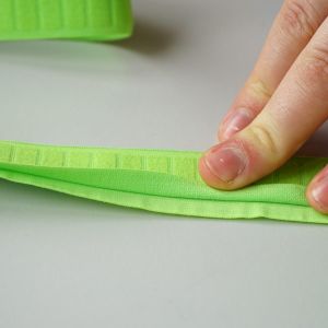 Bund Einfassgummi Einfassband in neongrün um Bund für Unterhosen, Pyjamahosen & Leggings zu nähen