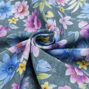 Drapierter Canvas Dekostoff Wiesenblumen Grau: Farbenfrohe Baumwoll-Webware mit Blumenmuster in Blau und Pink f&uuml;r kreative Deko-Projekte.