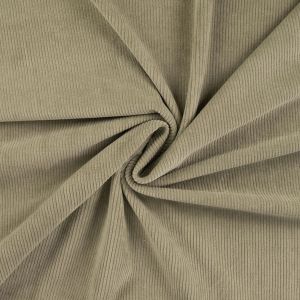 Weich fallender elastischer Cord-Stoff in Khaki im eleganten Schnecken-Faltenwurf zur Verdeutlichung der flauschigen Textur bei Spitzentraum.ch online bestellen.
