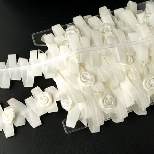 Rosenband Ecru aus Ripsband mit sichtbarer Rückseite der Feststeppung und den dreidimensionalen Satinrosen auf der Vorderseite von Spitzentraum.ch.