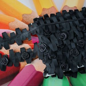 Schwarzes Rosenband aus Ripsband mit sichtbarer Rückseite der Feststeppung und den dreidimensionalen Satinrosen auf der Vorderseite von Spitzentraum.ch.