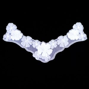 Weisse Dekolleté-Applikation aus Tüllstickerei mit feinen Blumen aus Satin und Organza auf elastischem Mesh, 28x15cm gross