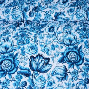 Nahaufnahme Ecovero Jersey weiss: Grosses, florales Muster mit Aqua-Blumen (Bl&uuml;ten bis zu 14cm Durchmesser), Digitaldruck auf weichem, nachhaltigem Viskose-Jersey.